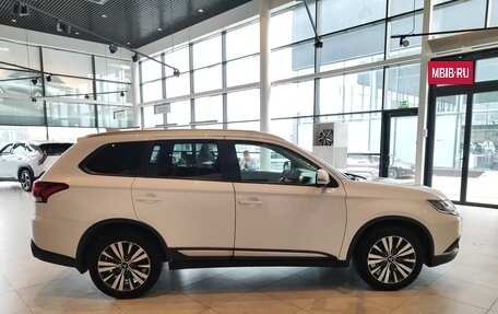 Mitsubishi Outlander III рестайлинг 3, 2019 год, 2 545 000 рублей, 6 фотография