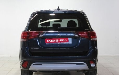 Mitsubishi Outlander III рестайлинг 3, 2021 год, 3 090 000 рублей, 6 фотография