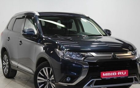 Mitsubishi Outlander III рестайлинг 3, 2021 год, 3 090 000 рублей, 3 фотография