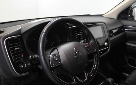 Mitsubishi Outlander III рестайлинг 3, 2021 год, 3 090 000 рублей, 14 фотография