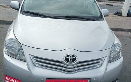 Toyota Verso I, 2012 год, 1 300 000 рублей, 2 фотография