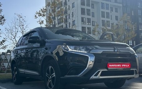 Mitsubishi Outlander III рестайлинг 3, 2018 год, 2 350 000 рублей, 1 фотография