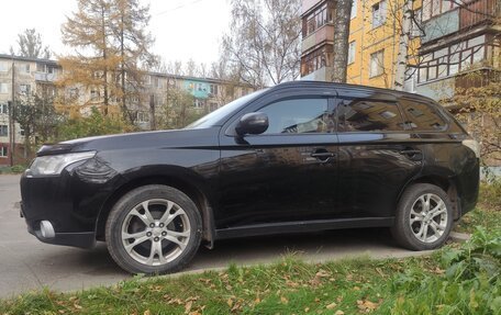 Mitsubishi Outlander III рестайлинг 3, 2013 год, 1 490 000 рублей, 2 фотография