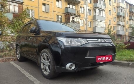 Mitsubishi Outlander III рестайлинг 3, 2013 год, 1 490 000 рублей, 3 фотография