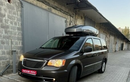 Chrysler Town & Country V рестайлинг, 2016 год, 2 600 000 рублей, 1 фотография