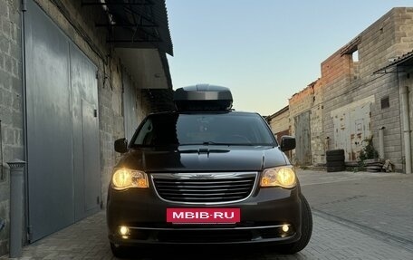 Chrysler Town & Country V рестайлинг, 2016 год, 2 600 000 рублей, 2 фотография