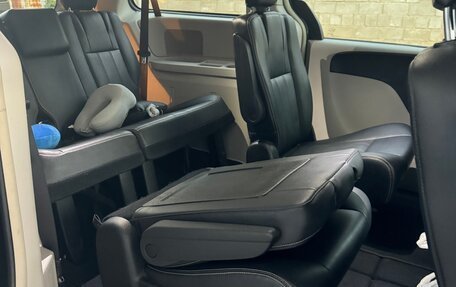 Chrysler Town & Country V рестайлинг, 2016 год, 2 600 000 рублей, 11 фотография