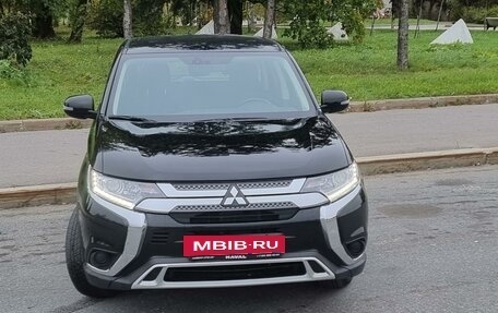 Mitsubishi Outlander III рестайлинг 3, 2019 год, 2 185 000 рублей, 4 фотография