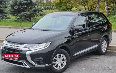 Mitsubishi Outlander III рестайлинг 3, 2019 год, 2 185 000 рублей, 6 фотография