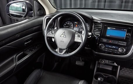 Mitsubishi Outlander III рестайлинг 3, 2016 год, 2 337 000 рублей, 8 фотография