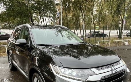 Mitsubishi Outlander III рестайлинг 3, 2020 год, 3 250 000 рублей, 1 фотография