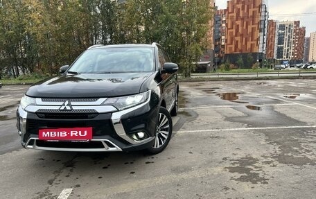 Mitsubishi Outlander III рестайлинг 3, 2020 год, 3 250 000 рублей, 3 фотография