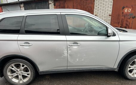 Mitsubishi Outlander III рестайлинг 3, 2014 год, 1 700 000 рублей, 4 фотография