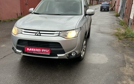 Mitsubishi Outlander III рестайлинг 3, 2014 год, 1 700 000 рублей, 2 фотография