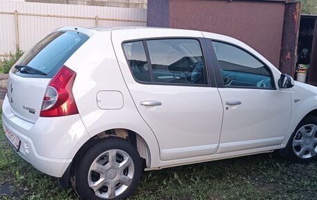 Renault Sandero I, 2013 год, 700 000 рублей, 2 фотография