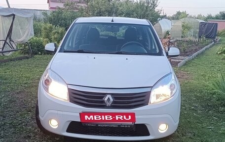 Renault Sandero I, 2013 год, 700 000 рублей, 3 фотография