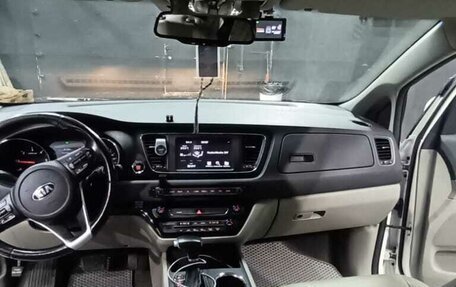 KIA Carnival III, 2018 год, 3 050 000 рублей, 19 фотография