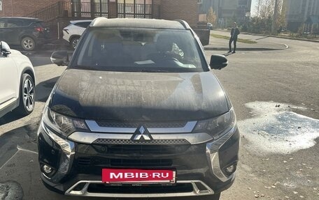 Mitsubishi Outlander III рестайлинг 3, 2020 год, 3 800 000 рублей, 2 фотография