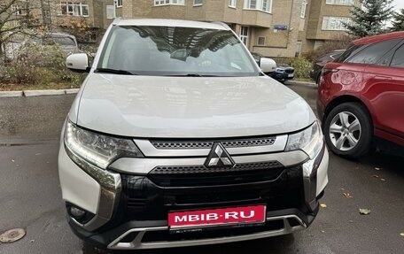 Mitsubishi Outlander III рестайлинг 3, 2019 год, 2 050 000 рублей, 1 фотография