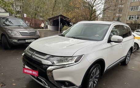 Mitsubishi Outlander III рестайлинг 3, 2019 год, 2 050 000 рублей, 5 фотография