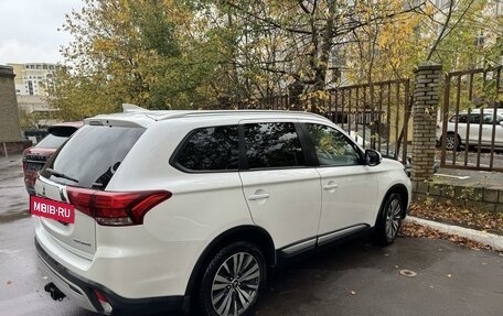 Mitsubishi Outlander III рестайлинг 3, 2019 год, 2 050 000 рублей, 4 фотография