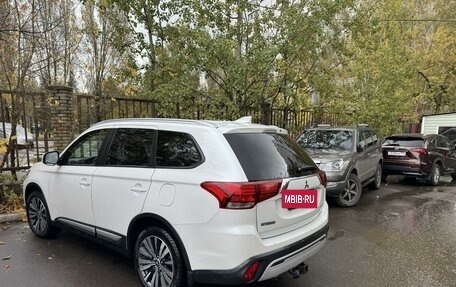 Mitsubishi Outlander III рестайлинг 3, 2019 год, 2 050 000 рублей, 3 фотография