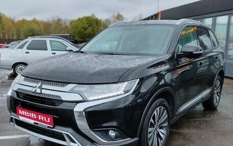 Mitsubishi Outlander III рестайлинг 3, 2018 год, 2 651 000 рублей, 1 фотография