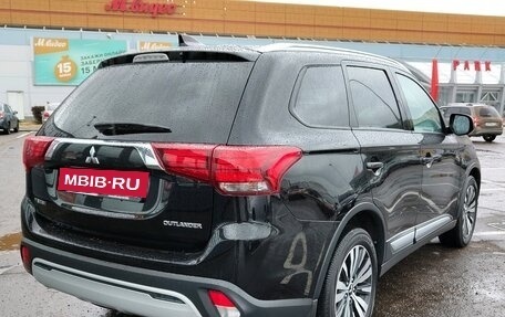 Mitsubishi Outlander III рестайлинг 3, 2018 год, 2 651 000 рублей, 4 фотография