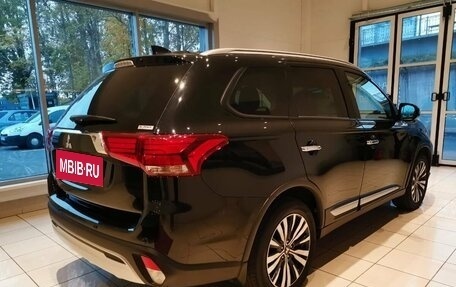 Mitsubishi Outlander III рестайлинг 3, 2021 год, 3 197 000 рублей, 4 фотография