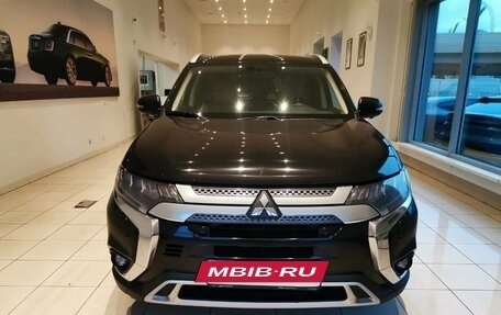 Mitsubishi Outlander III рестайлинг 3, 2021 год, 3 197 000 рублей, 2 фотография