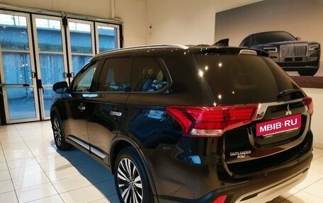 Mitsubishi Outlander III рестайлинг 3, 2021 год, 3 197 000 рублей, 6 фотография