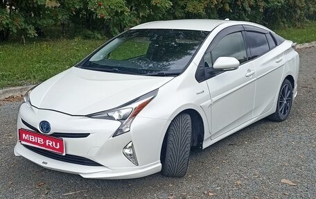 Toyota Prius IV XW50, 2016 год, 1 850 000 рублей, 1 фотография