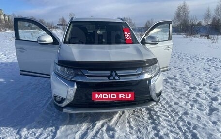 Mitsubishi Outlander III рестайлинг 3, 2015 год, 2 300 000 рублей, 3 фотография