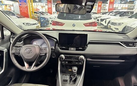 Toyota RAV4, 2023 год, 3 830 000 рублей, 13 фотография