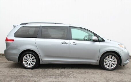 Toyota Sienna III, 2011 год, 2 150 000 рублей, 4 фотография