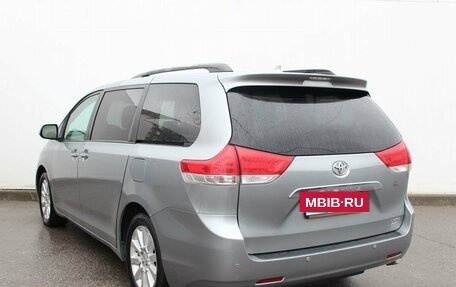 Toyota Sienna III, 2011 год, 2 150 000 рублей, 7 фотография