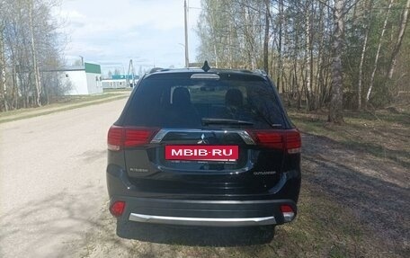 Mitsubishi Outlander III рестайлинг 3, 2017 год, 2 250 000 рублей, 11 фотография