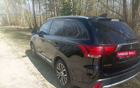 Mitsubishi Outlander III рестайлинг 3, 2017 год, 2 250 000 рублей, 9 фотография