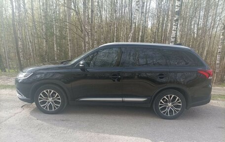 Mitsubishi Outlander III рестайлинг 3, 2017 год, 2 250 000 рублей, 23 фотография