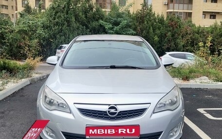 Opel Astra J, 2011 год, 850 000 рублей, 2 фотография