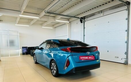 Toyota Prius IV XW50, 2017 год, 2 599 000 рублей, 4 фотография