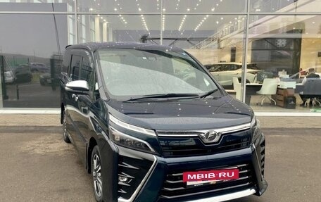 Toyota Voxy III, 2019 год, 2 519 000 рублей, 2 фотография