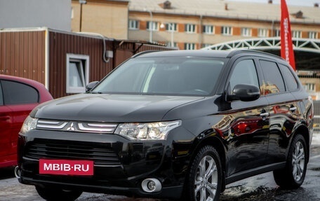 Mitsubishi Outlander III рестайлинг 3, 2013 год, 1 720 000 рублей, 2 фотография