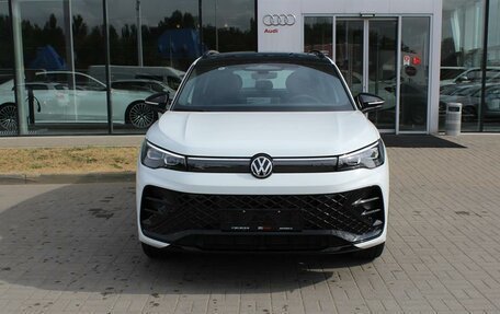 Volkswagen Tiguan, 2024 год, 6 850 000 рублей, 2 фотография