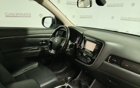 Mitsubishi Outlander III рестайлинг 3, 2016 год, 1 799 000 рублей, 10 фотография