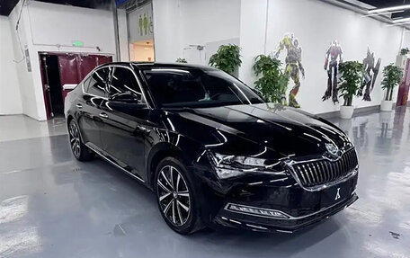 Skoda Superb III рестайлинг, 2021 год, 2 550 000 рублей, 2 фотография