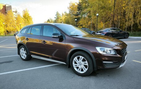 Volvo V60 Cross Country II, 2018 год, 2 150 000 рублей, 8 фотография