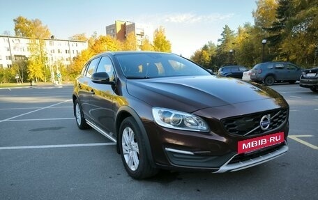 Volvo V60 Cross Country II, 2018 год, 2 150 000 рублей, 10 фотография