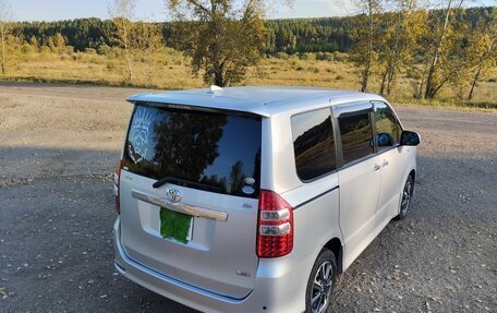 Toyota Noah III, 2012 год, 1 620 000 рублей, 4 фотография