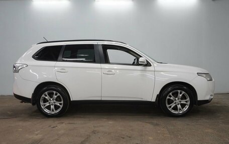 Mitsubishi Outlander III рестайлинг 3, 2013 год, 1 690 000 рублей, 4 фотография